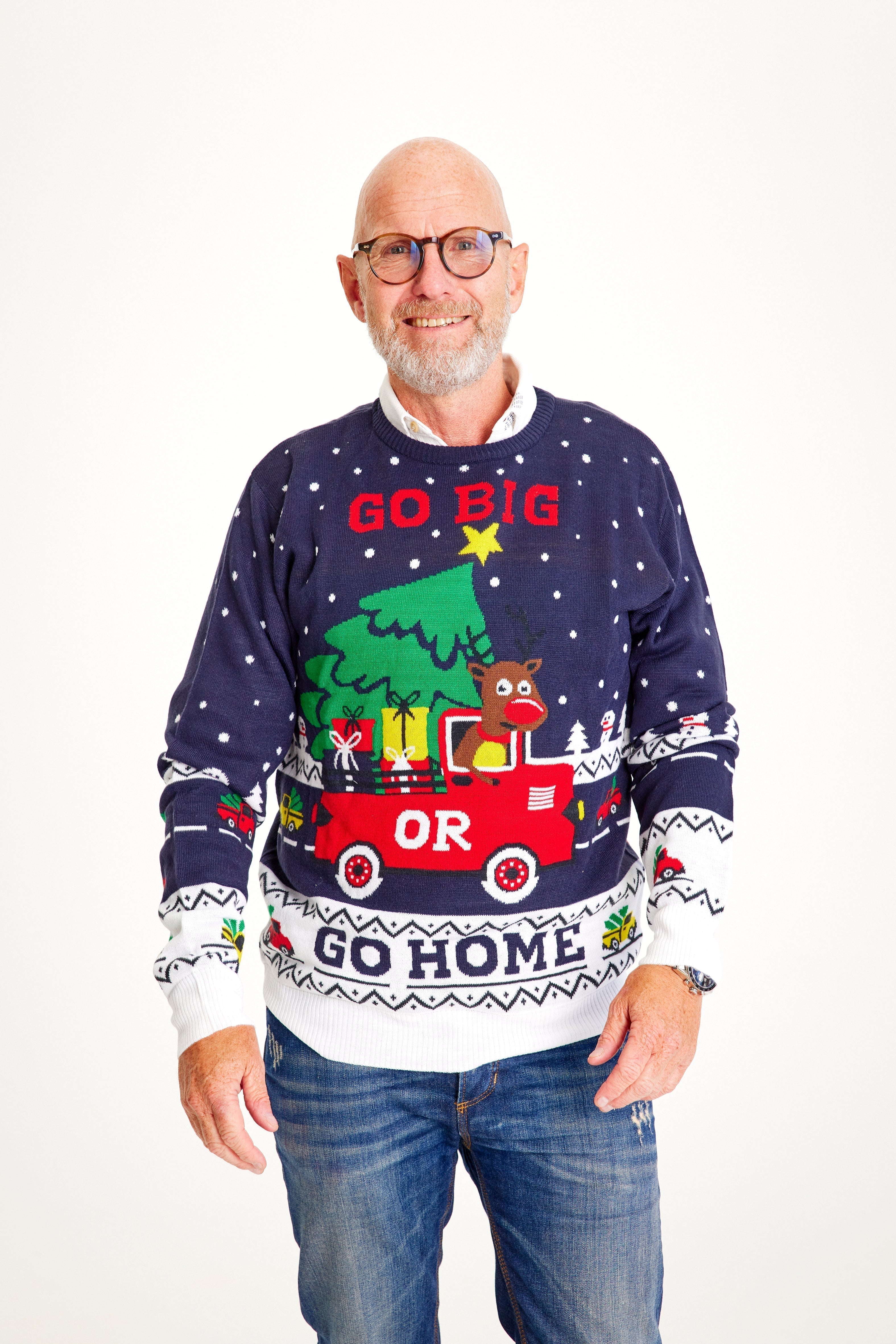 Un homme portant un pull de Noël avec la citation